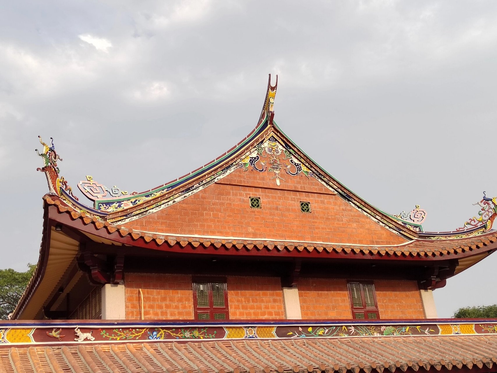 闽南传统建筑之:燕尾脊 燕尾脊是闽南传统建筑中最常见的屋顶建筑形式