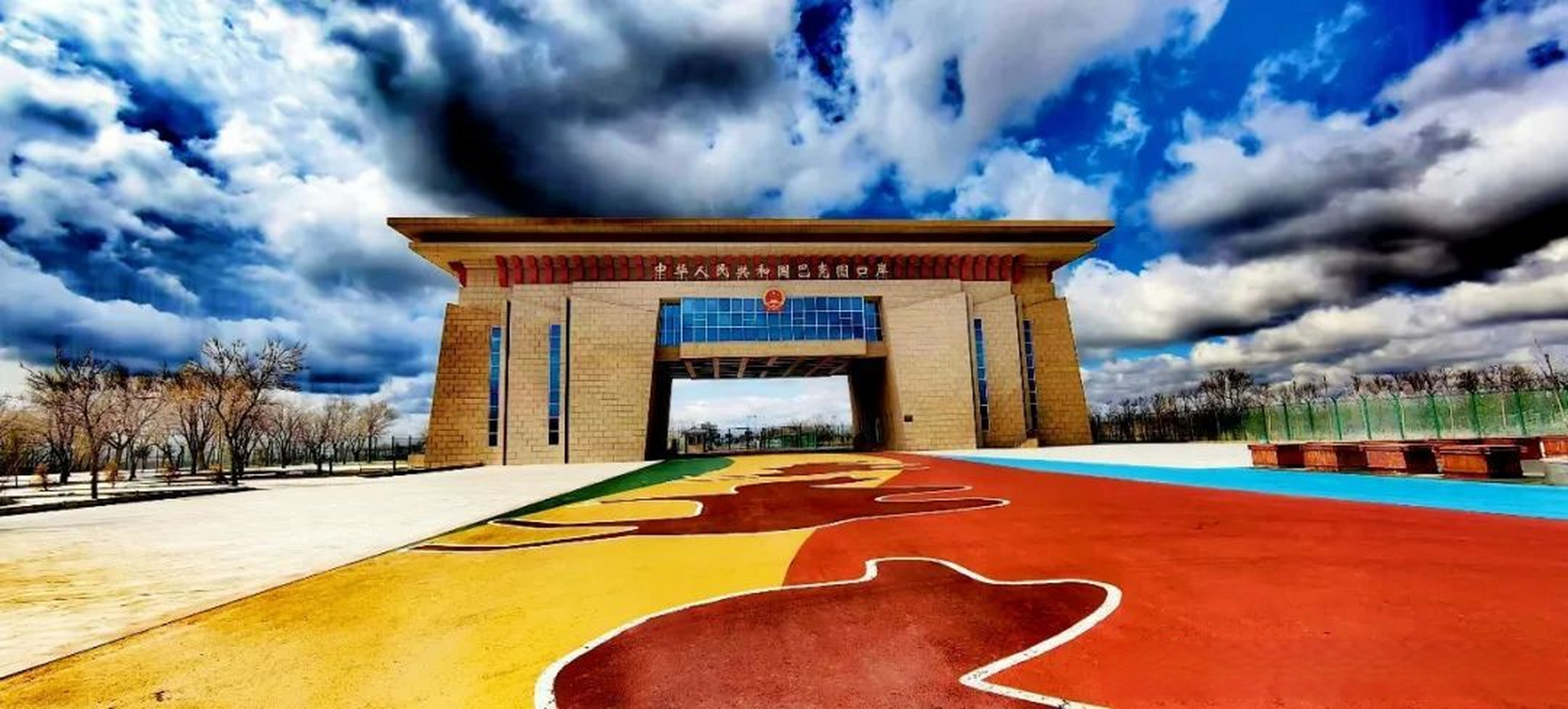 从通道经济到产业经济,再到产业集聚,今天巴克图口岸朝气蓬勃,发展的