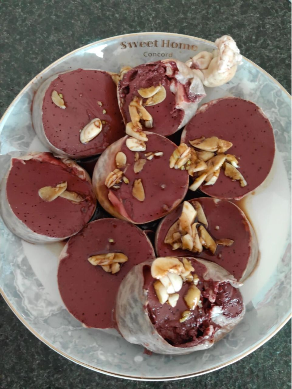 我的一日三餐——蒸血肠 特别简单: 血肠切段,放入蒜末和酱油一起上锅