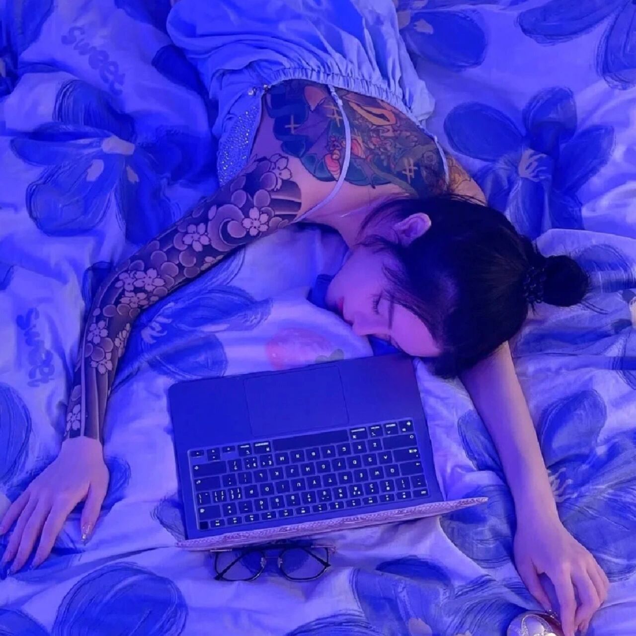风格头像,纹身女头
