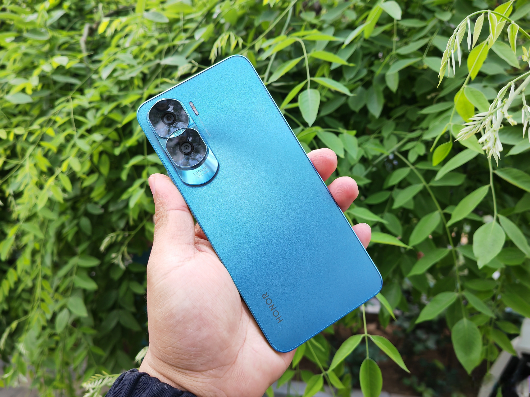 不说别的,要是一开始不知道价格,就荣耀x50i 的这个外观,谁敢说它是千