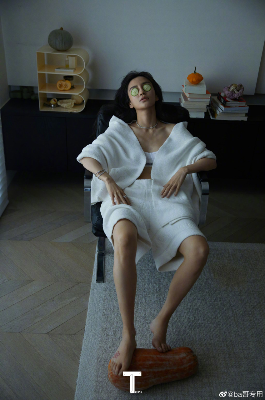 angelababy拍摄最新杂志写真,有网友发帖问:女明星不做一下指甲管理吗