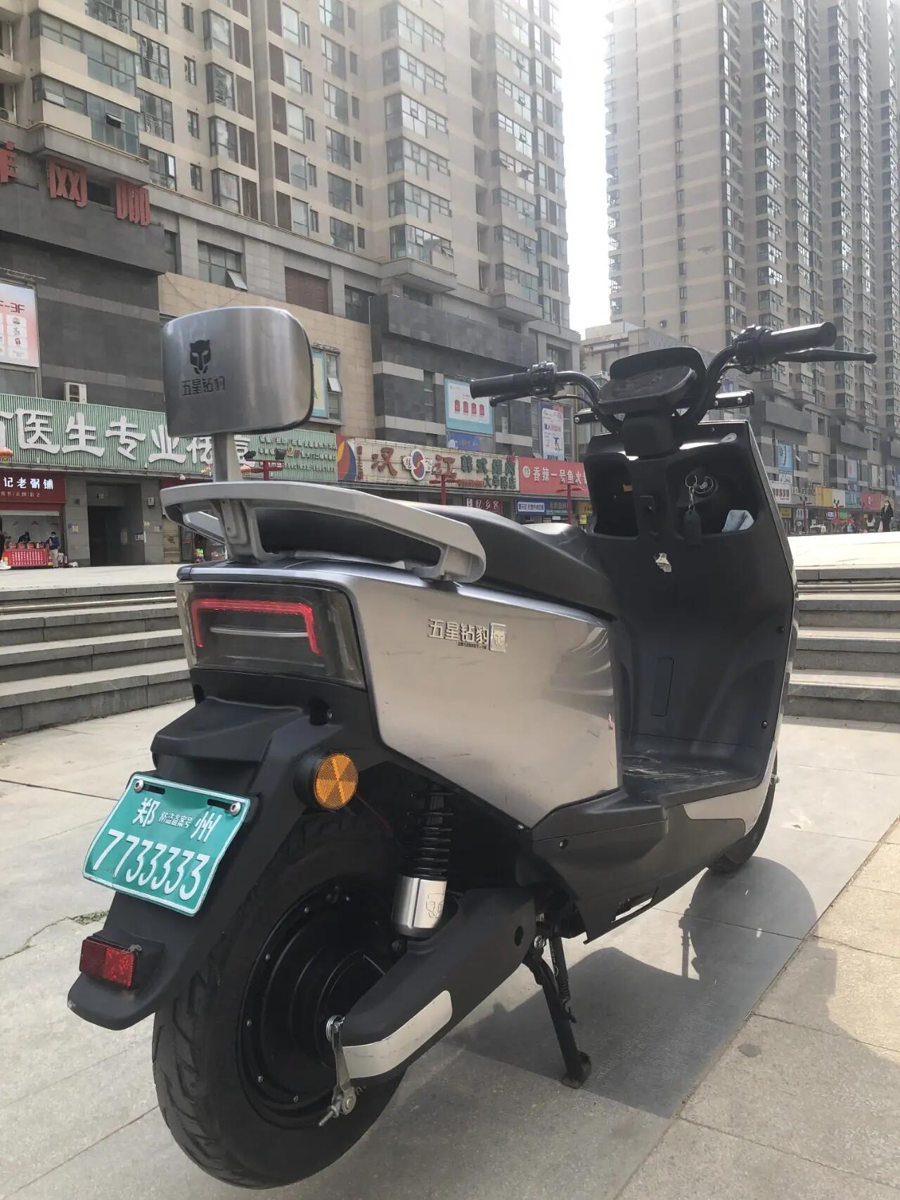 出五星钻豹电动车01