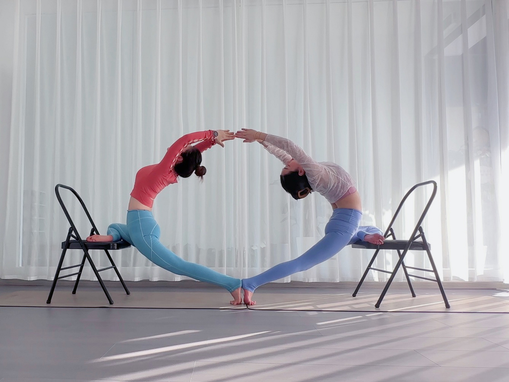 简单的双人瑜伽动作图片