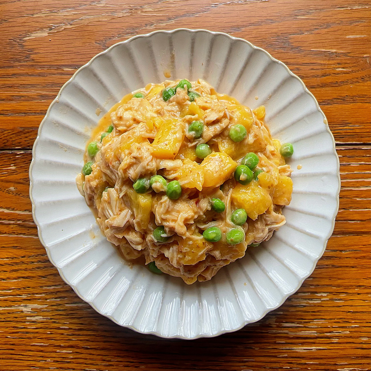 菠萝鸡沙拉01  用料:鸡胸,菠萝,豌豆 调味:泰式甜辣酱,焙煎芝麻酱