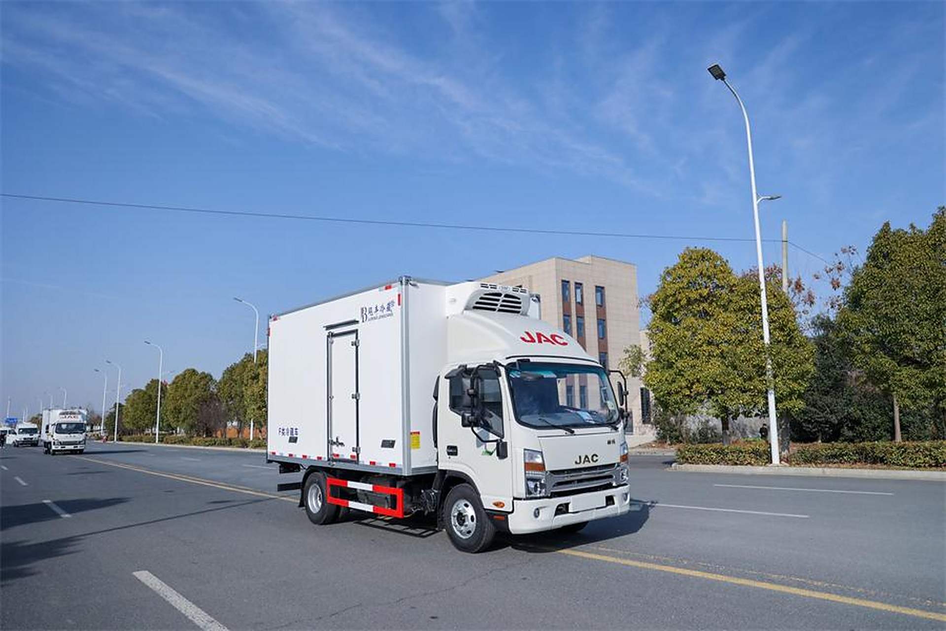 江淮帅铃蓝牌4米2冷藏车.该车搭载安徽康明斯3.