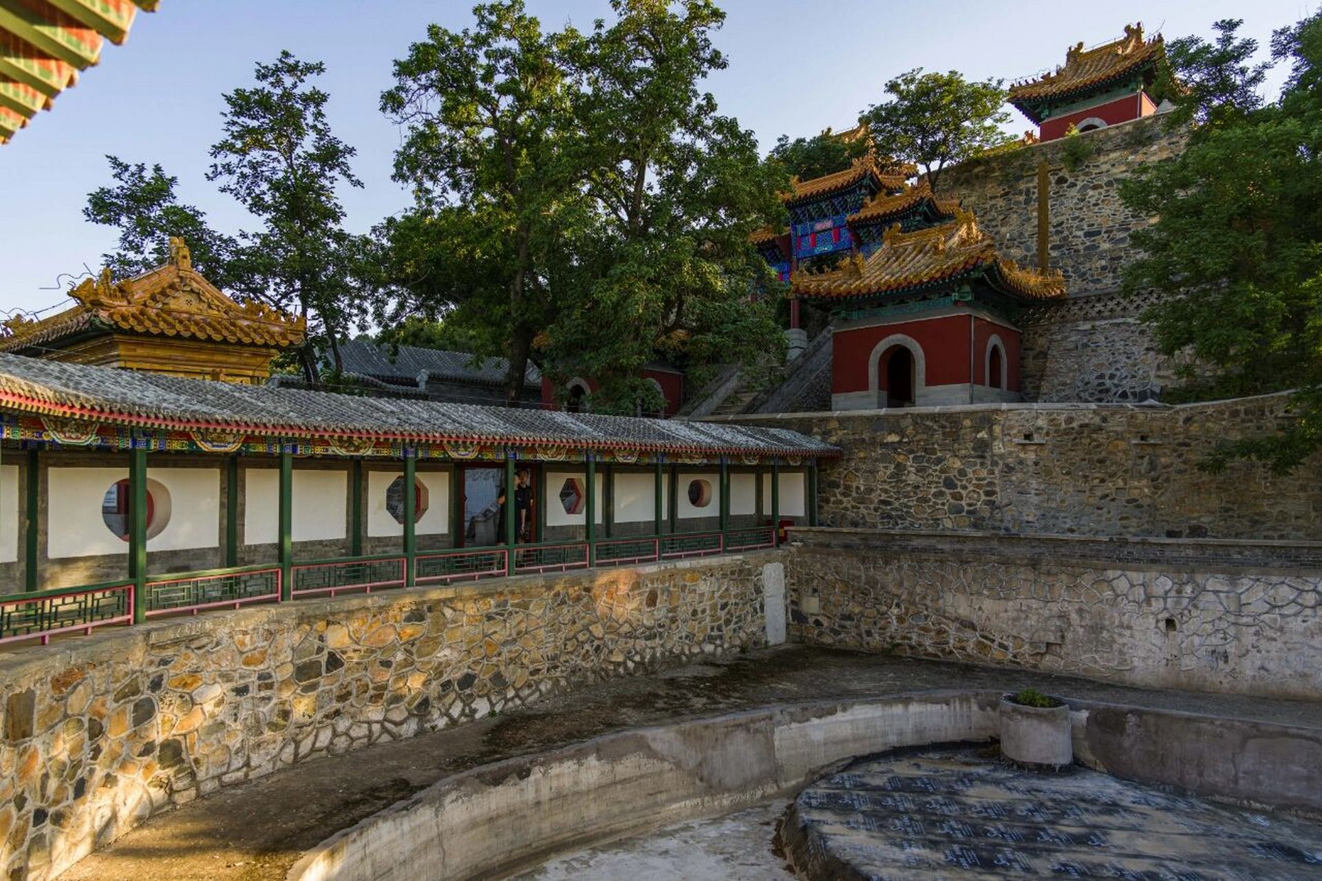 北京卫生局党校内的祈雨黑龙潭龙王庙 现在的黑龙潭龙王庙位于颐和园