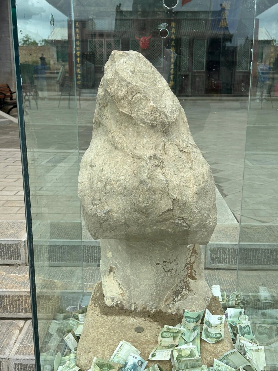 应县木塔旁净土寺的石狮,别放钱了 7815梁思成曾经说应县有三宝