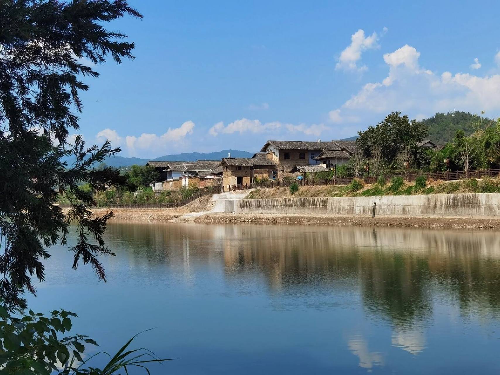 地点:白沙镇捷步营 游玩时间:1-2h 从龙岩市新罗区白沙镇出发,沿着漳