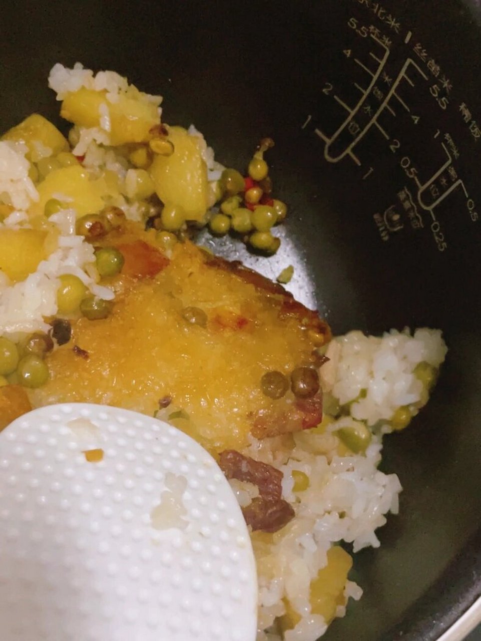 锅巴焦香和嚼劲十足,肉香浓浓,土豆软糯,还有甜豌豆的粉质感香味,米饭