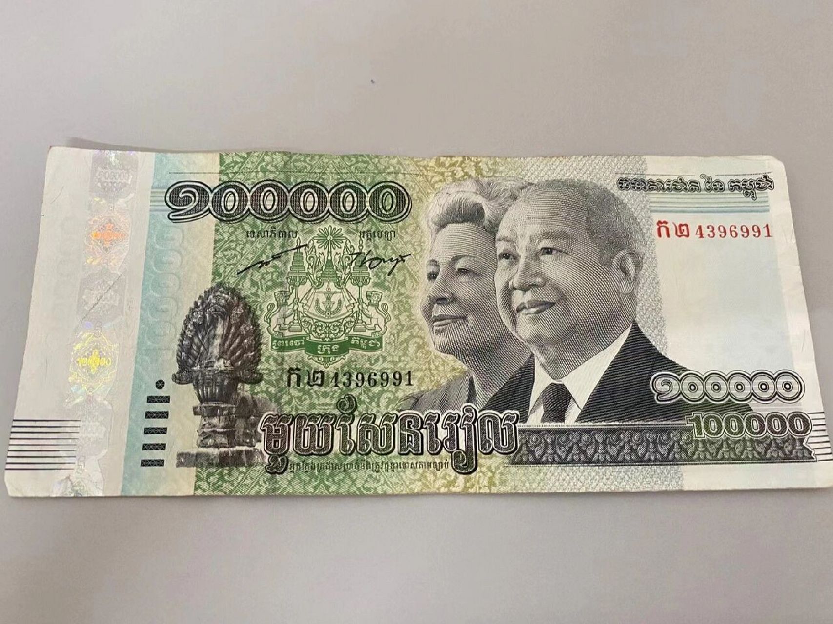 平常用的目前柬埔寨最大面值是钱币瑞尔10w 【100000折合人民币约158