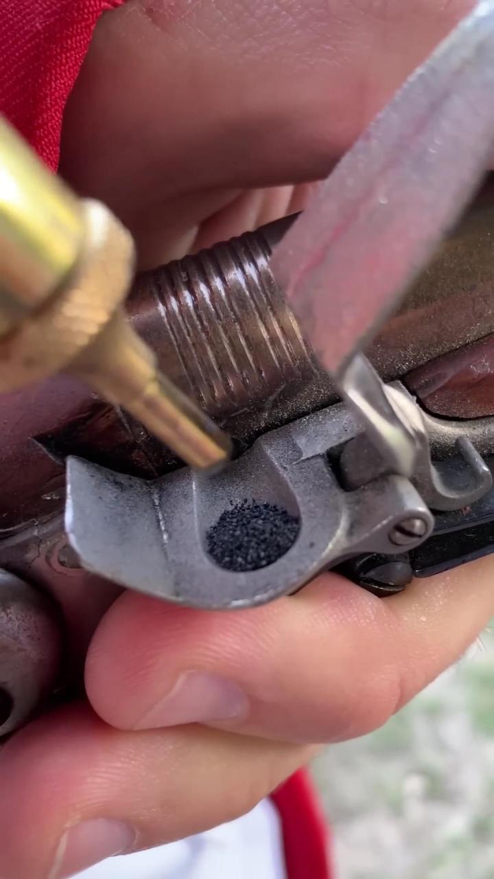 燧石枪的工作原理:燧石俗称火石,和铁器击打会产生火花,因此需要将它