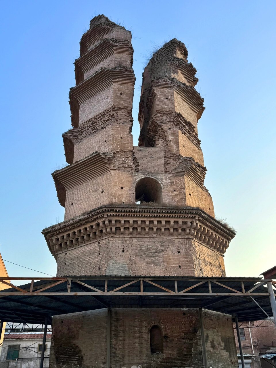 手绘山西古建筑——感应寺砖塔 感应寺砖塔,又称西寺塔,位于曲沃县城