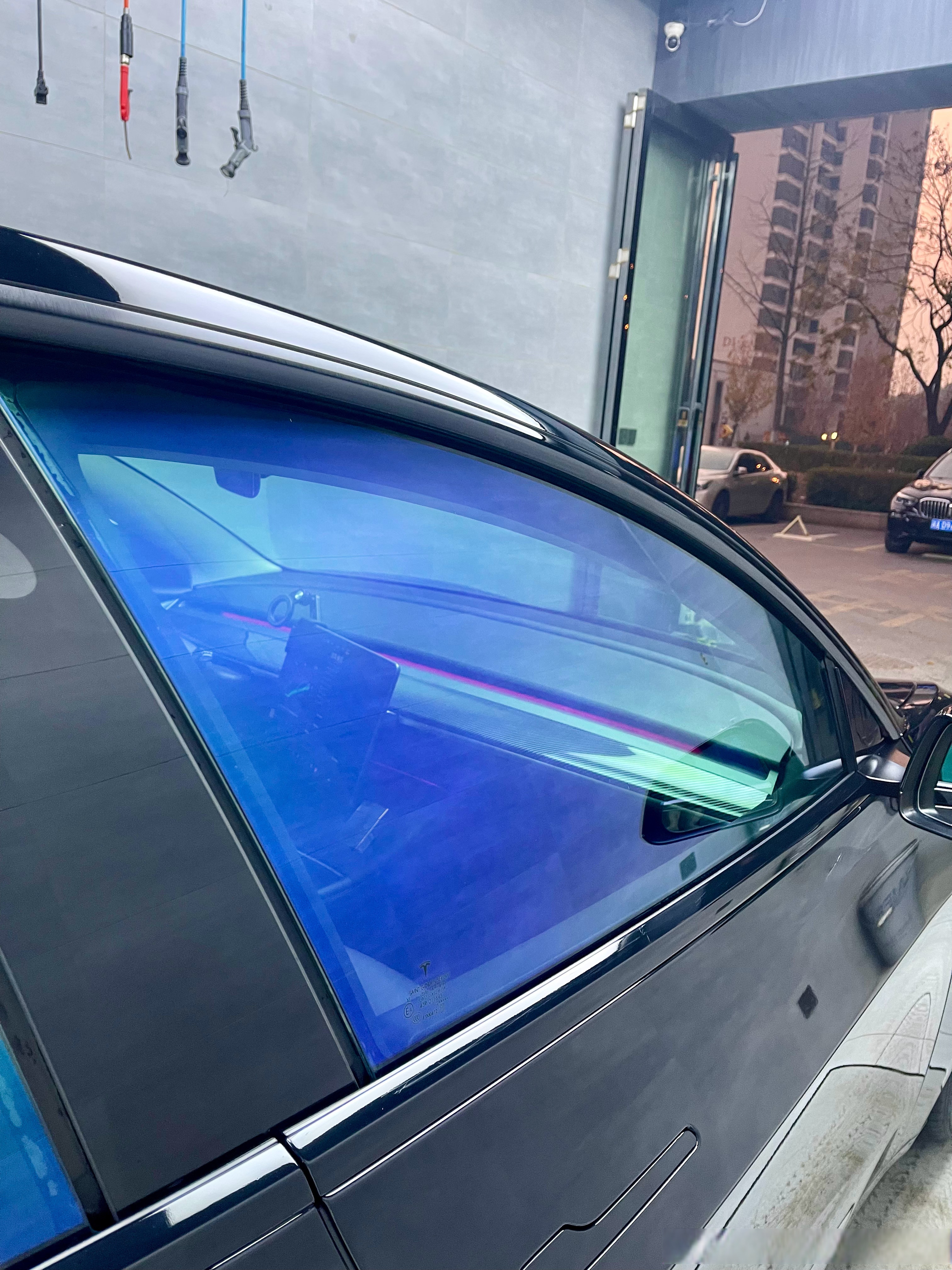 来啦来啦,年轻人最喜欢的炫彩玻璃膜