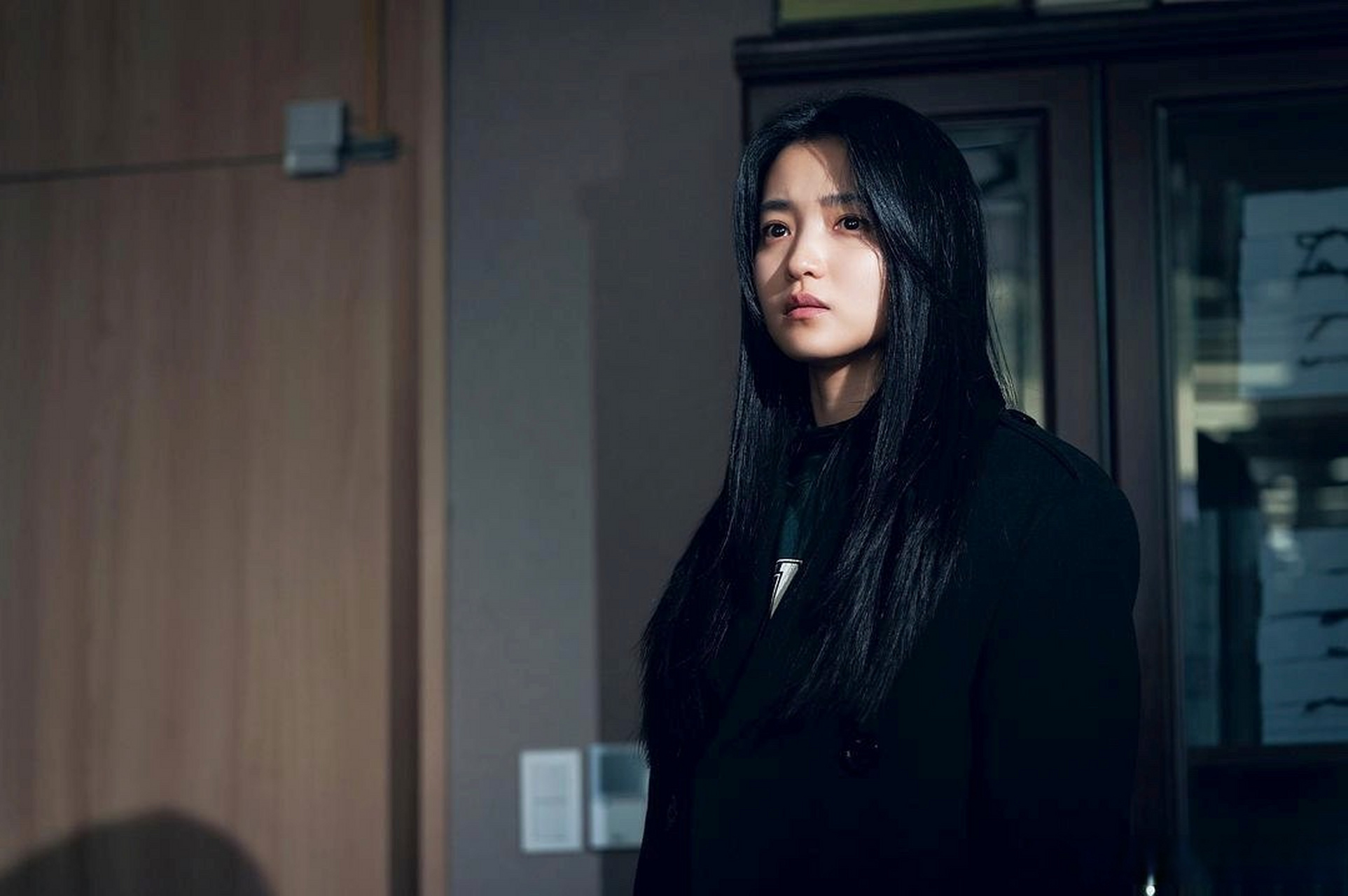 《恶鬼》讲述打开门就是有恶鬼存在的另一个世界,被恶鬼缠身的女人和