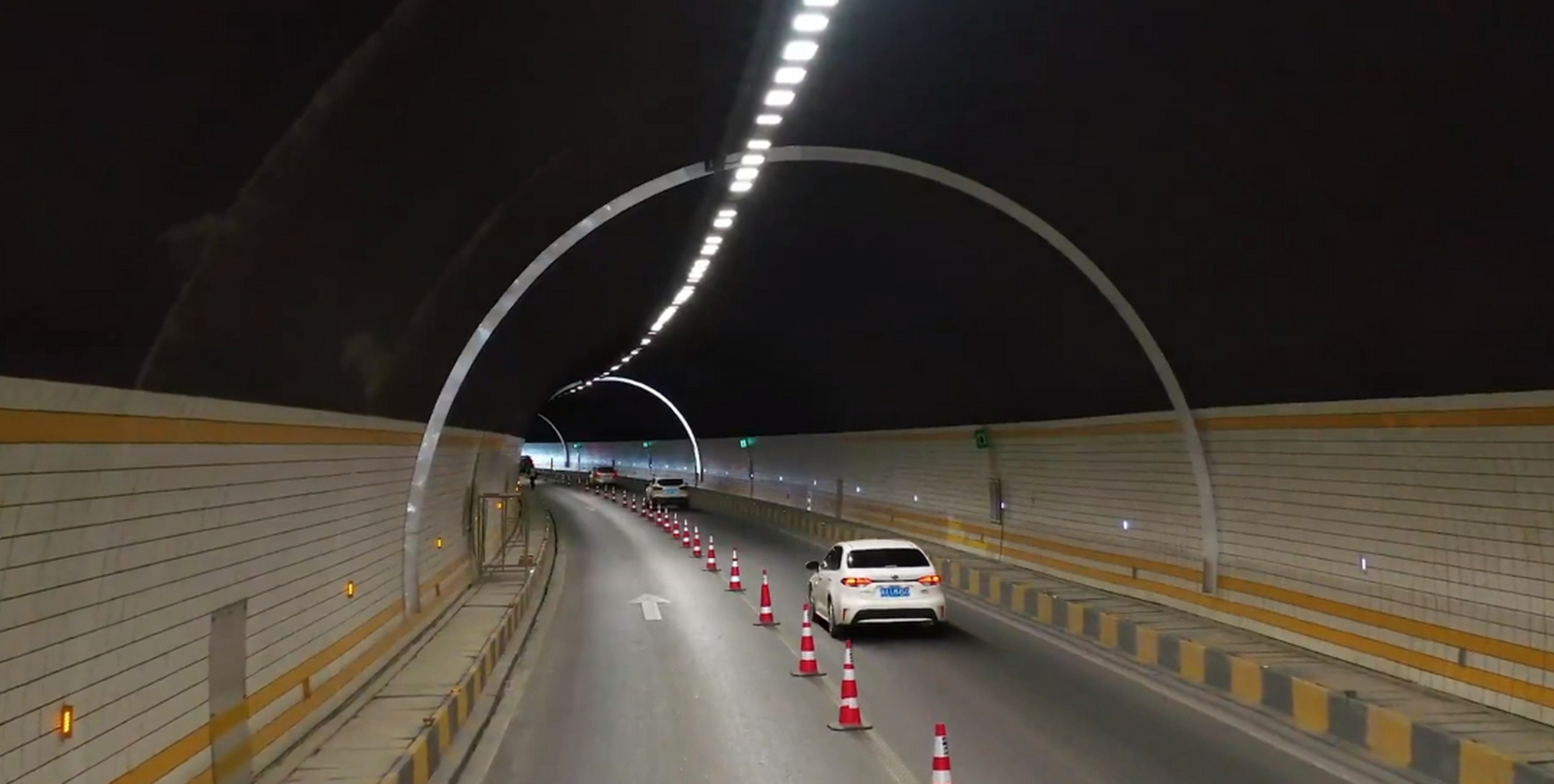 g4218线 #拉贡机场# 高速公路沿线隧道实施预防性养护,过往车辆请减速