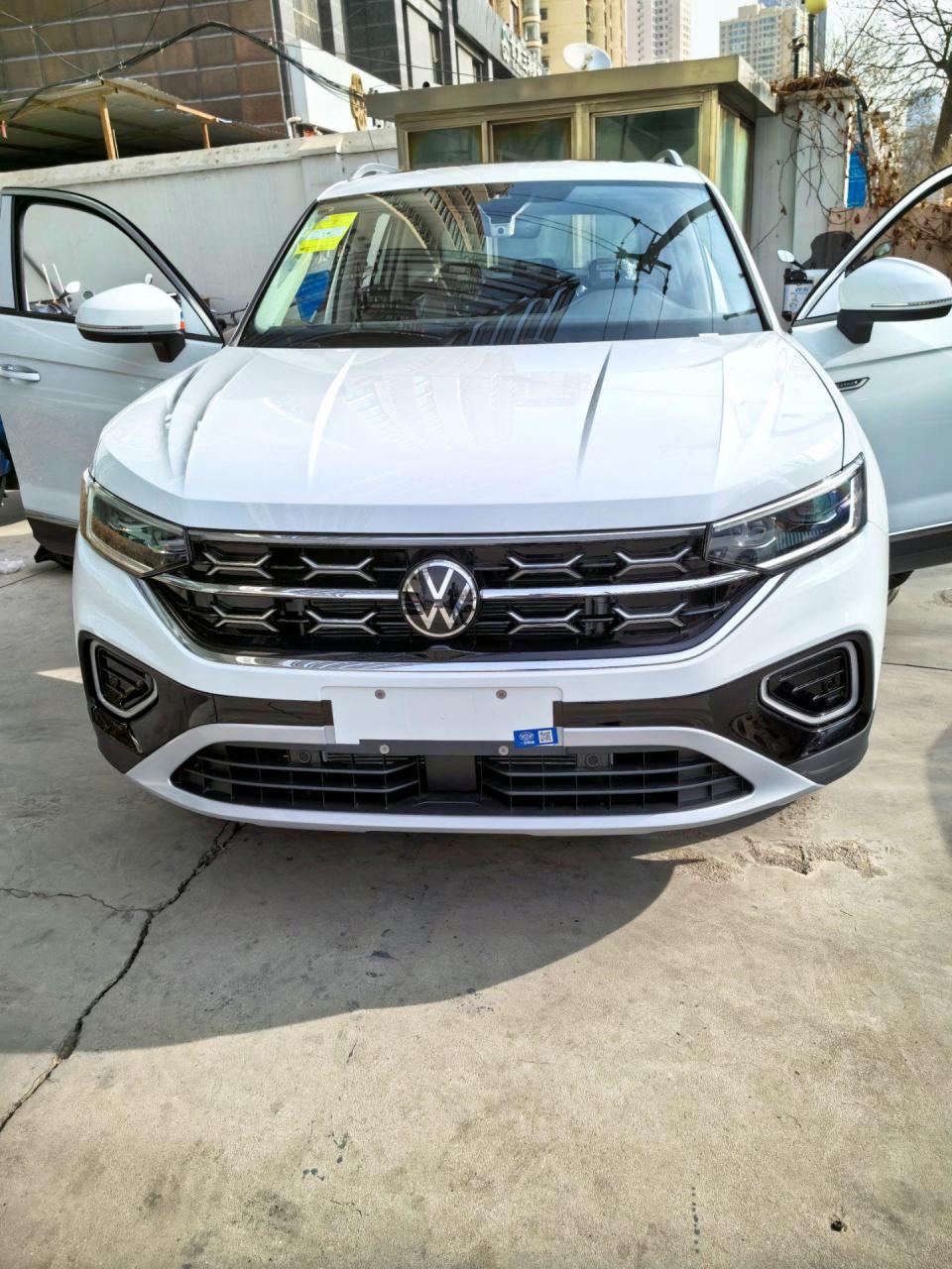 2024款大众探岳是一款全尺寸suv,以卓越的性能,宽敞的空间和先进的