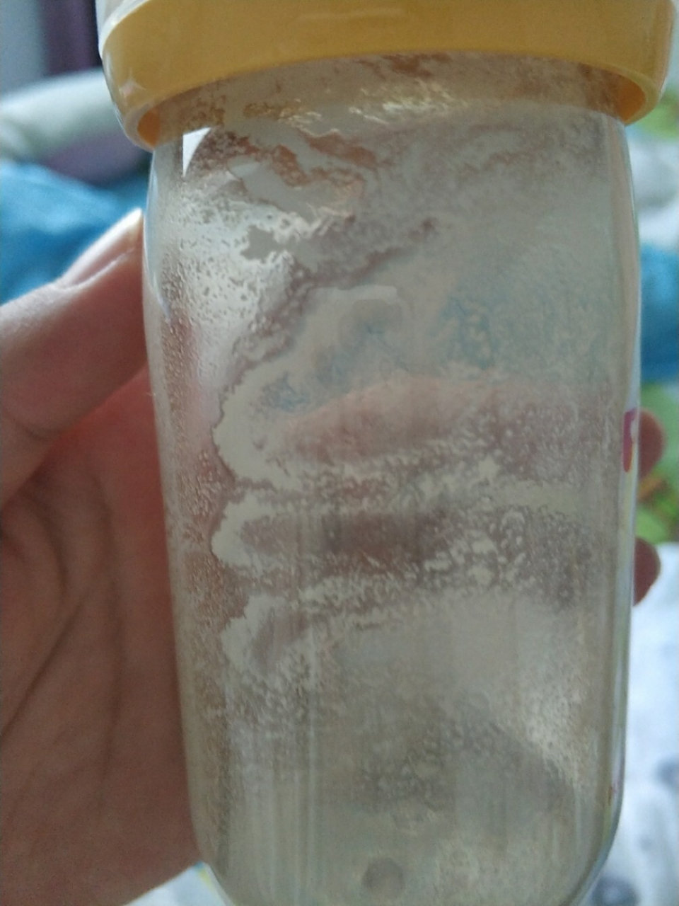 奶粉冲泡后有白色颗粒物质 爱他美白金德版,有没有宝妈遇到过冲开是