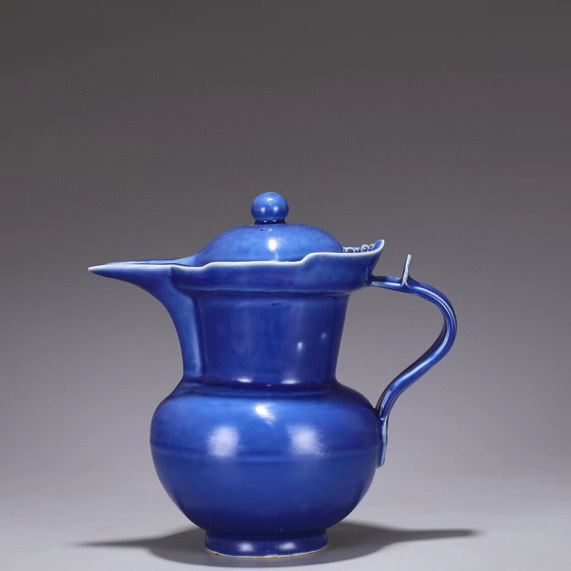 明 宣德霁蓝釉僧帽壶