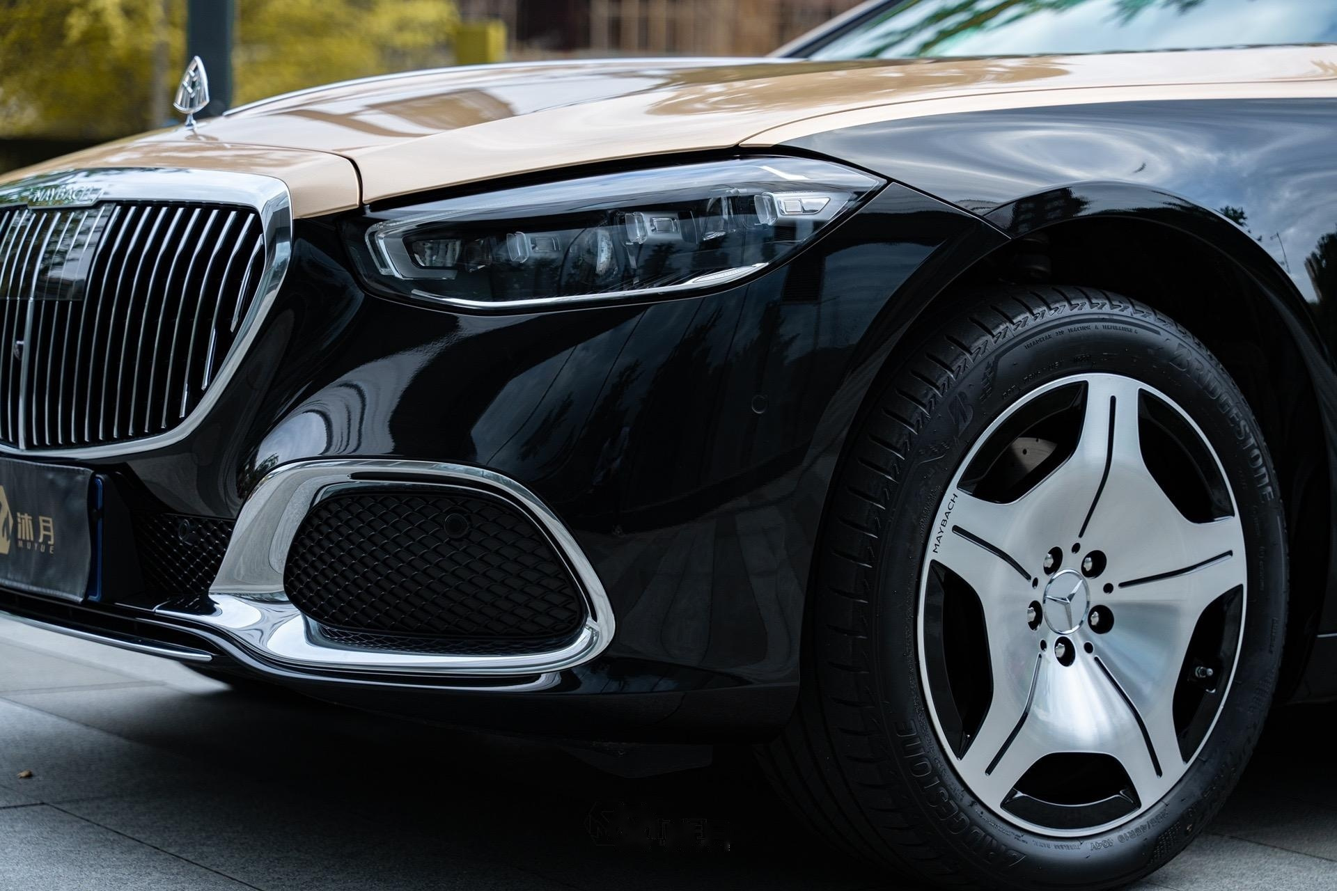 大佬座驾奔驰迈巴赫s480双拼改色太霸气.