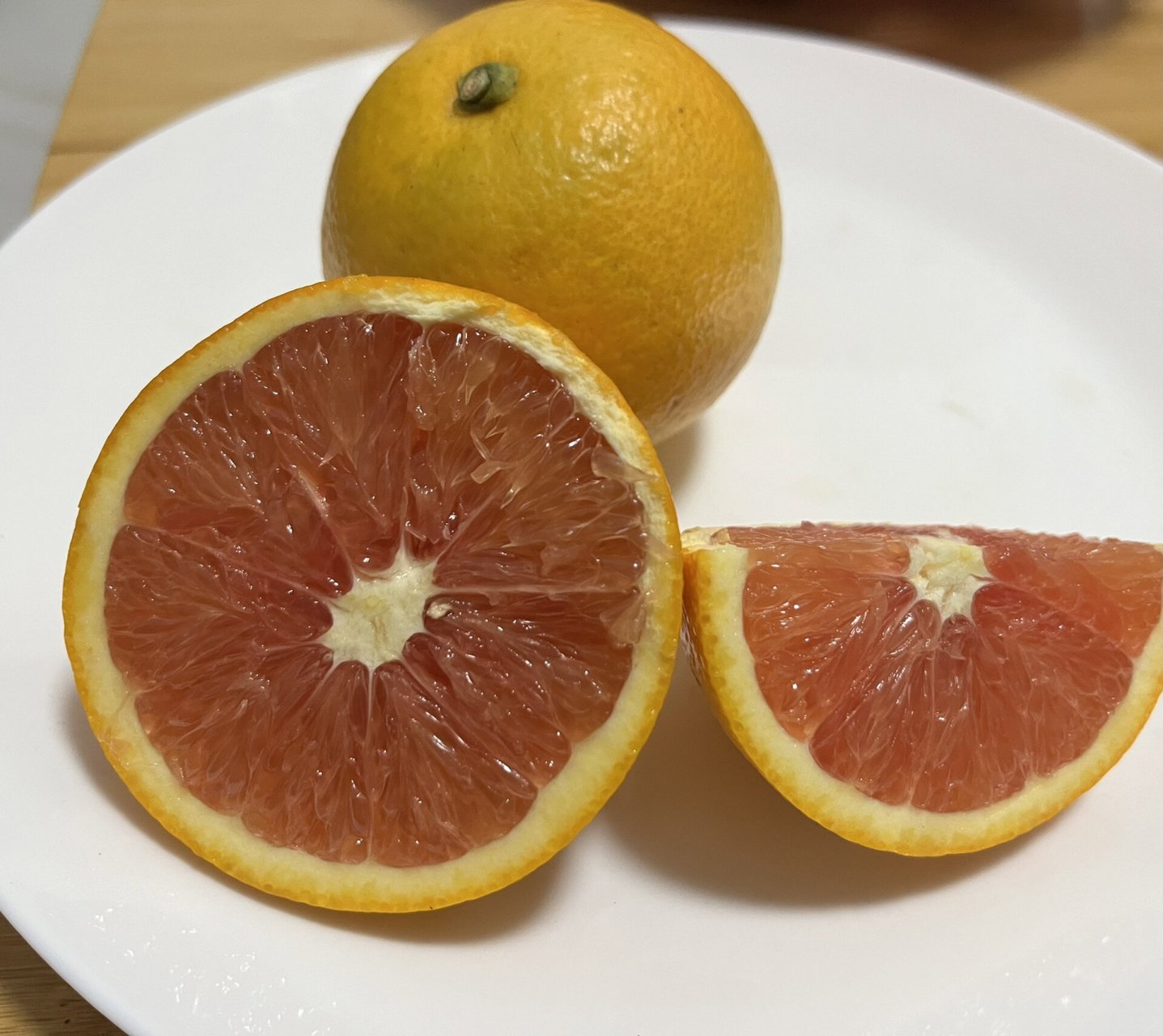 《红肉脐橙》又名卡拉卡拉口感香甜,清脆鲜美,橙味浓郁,含人体所需要