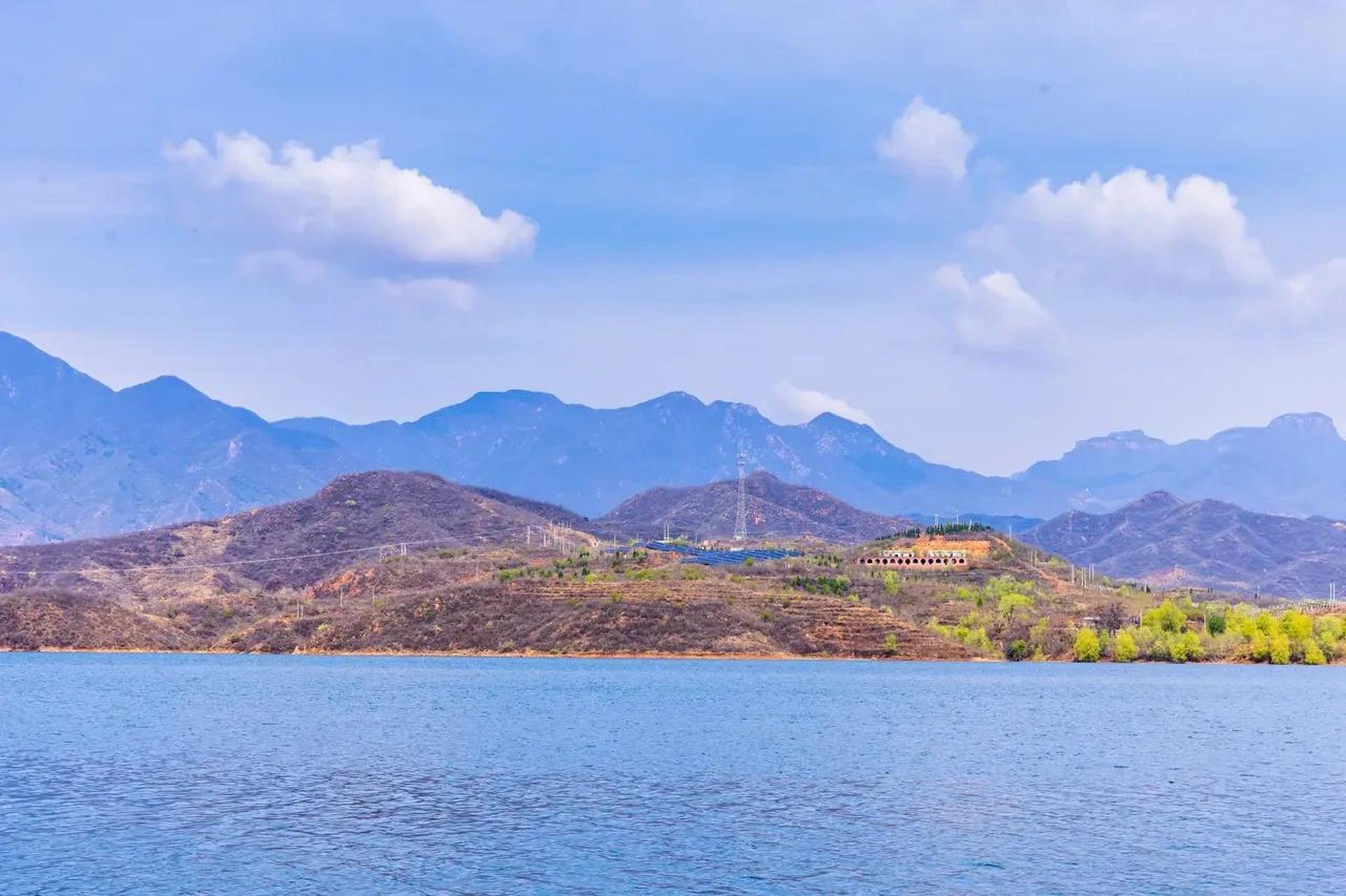 石家庄赞皇县白草坪水库又名翠屏湖,锁云湖,位于该县西南部山区,槐河