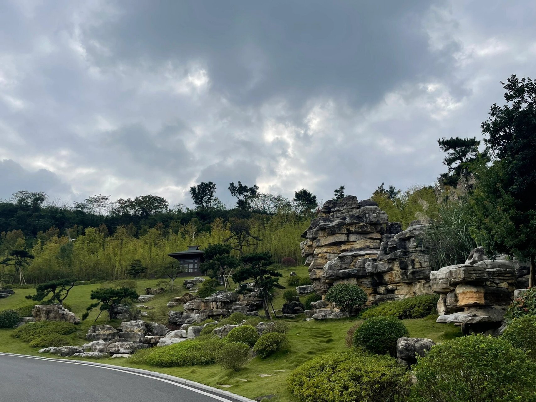 明月湖位于重庆市渝北区,是明月山下的一池碧水,水域面积约千亩,波平