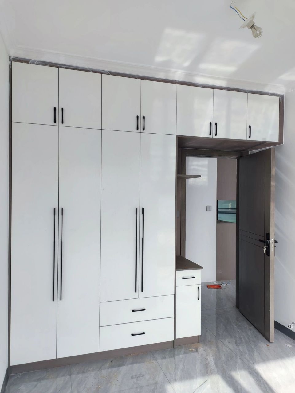 极简搭配,灰色柜体白色柜门,简约大气,价格