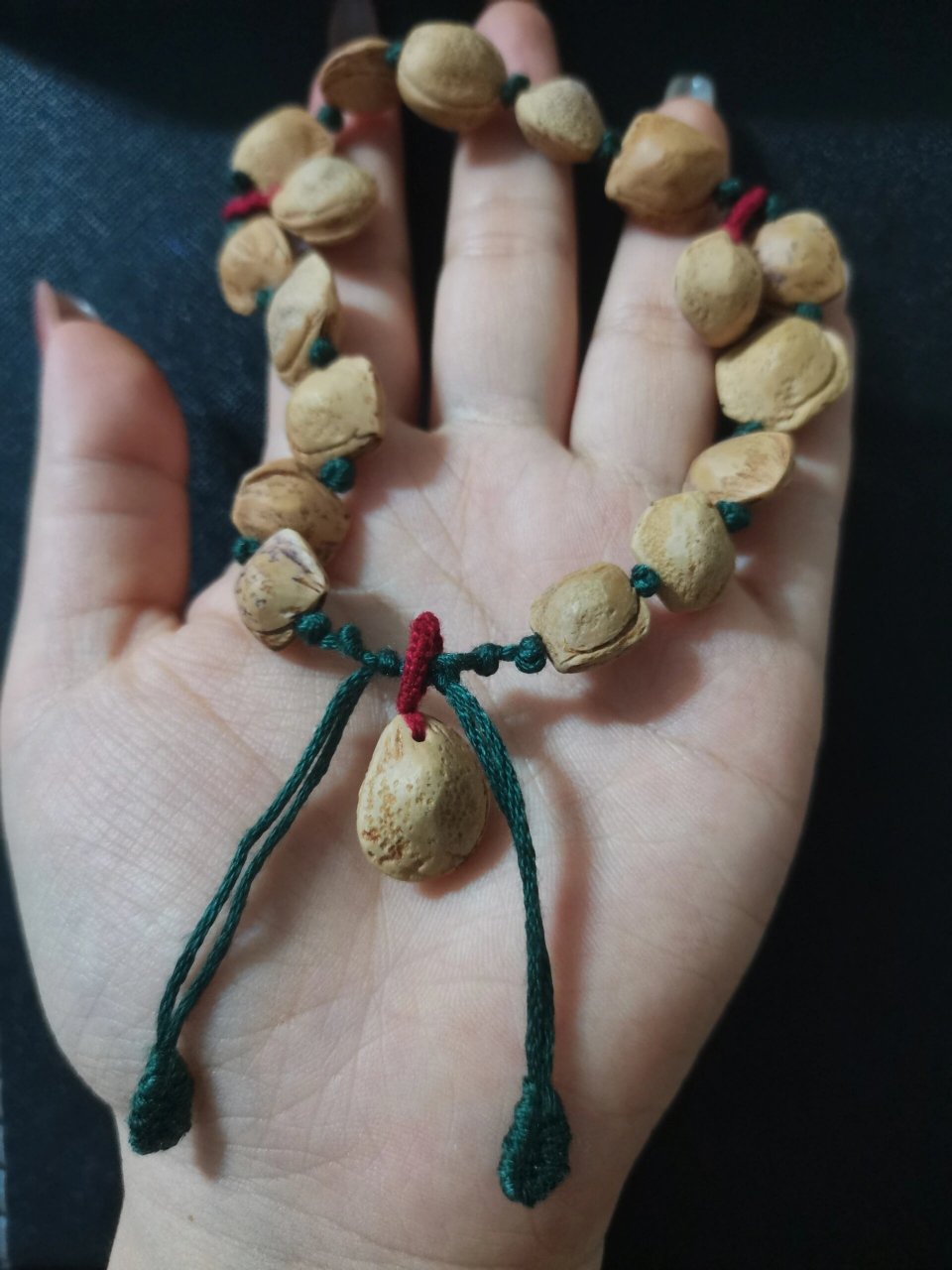 刚做的李子核手串～ 用之前攒的李子核做了一条手串.