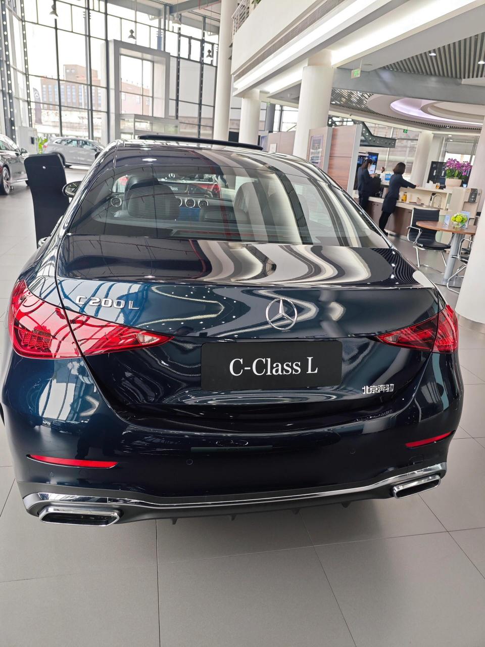 07奔驰c260l|仅需30万左右即可落地! 2024款c200l运动版指导价33.