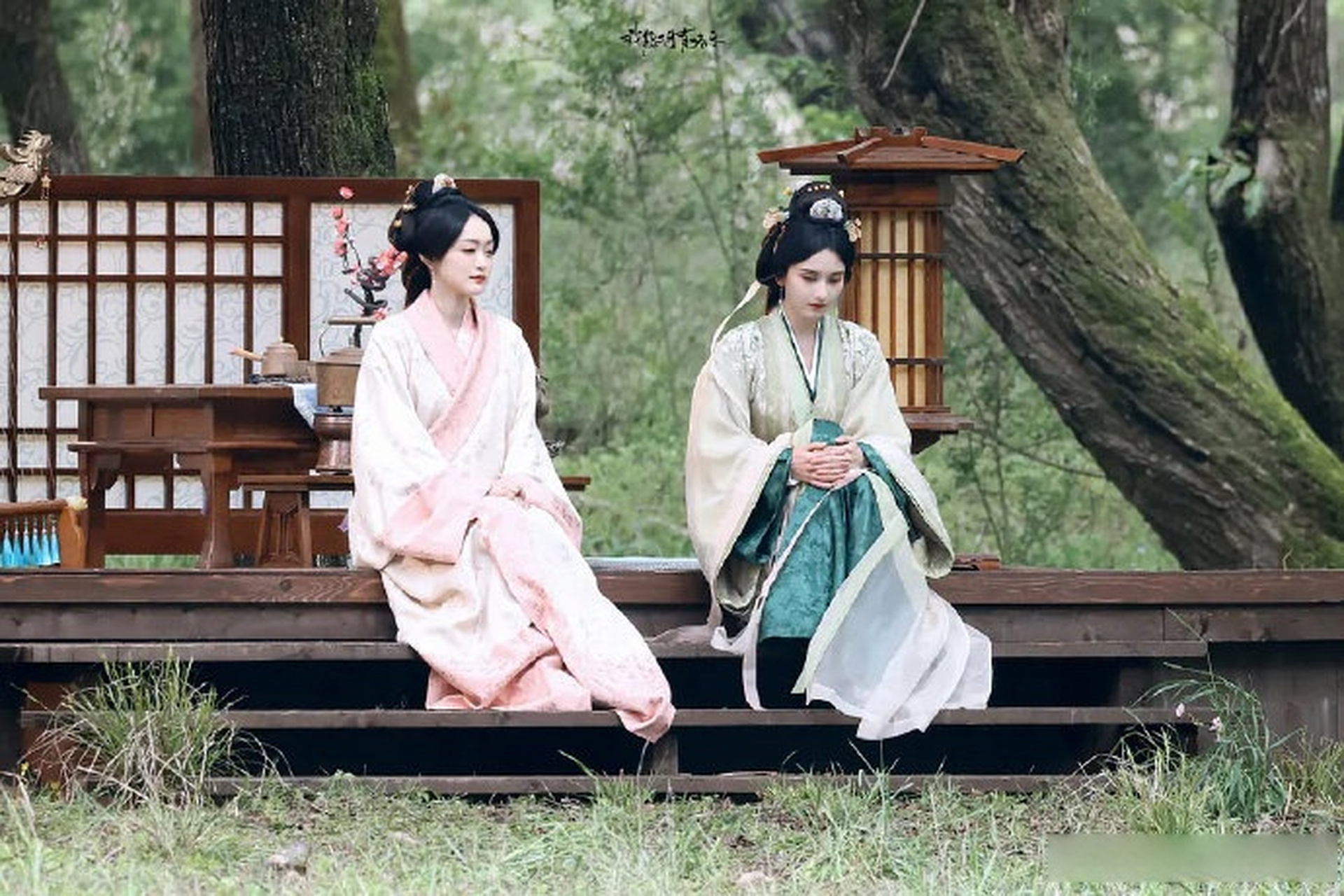 折腰宋祖儿何泓姗路透 折腰大小乔路透,一个温柔一个灵气很像一对漂亮