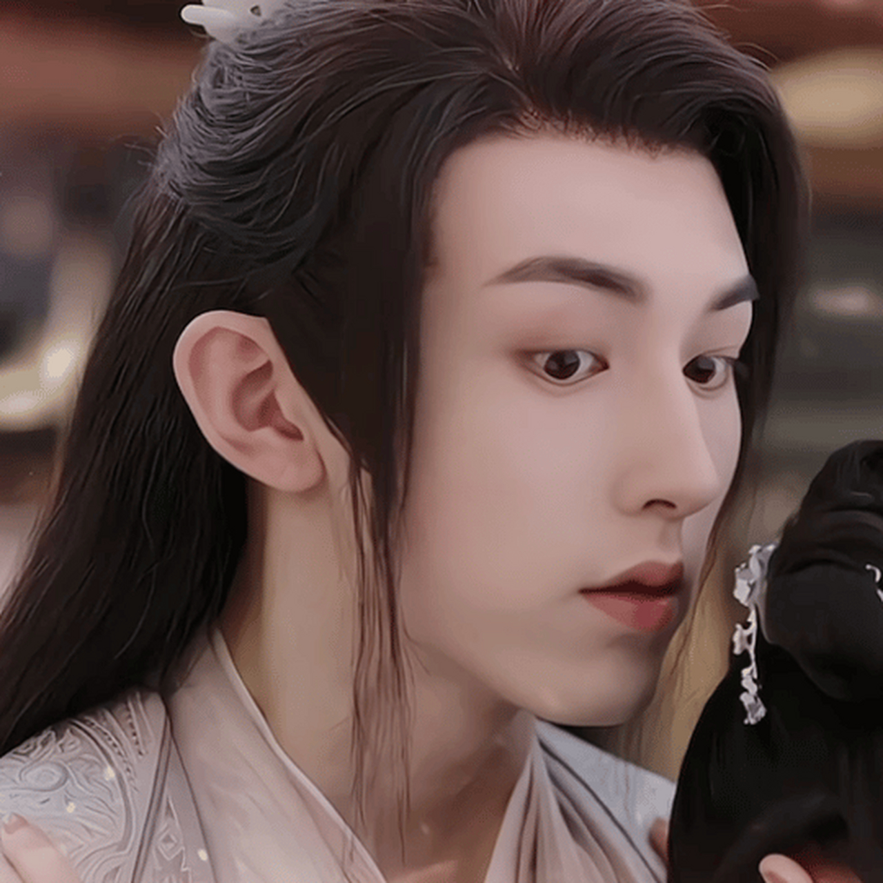 被吐槽演技烂的郭俊辰在《花戎》里微表情看起来还行,就是这个假得要