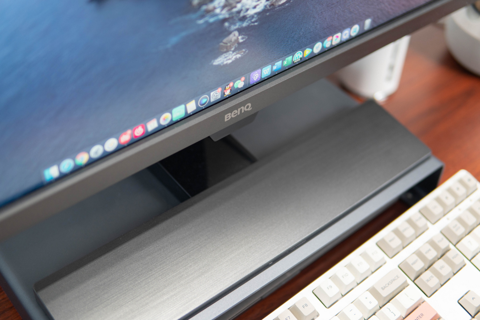 最直观的就是把显示器换成了明基ew3270u,我终于终于终于上4k显示器了