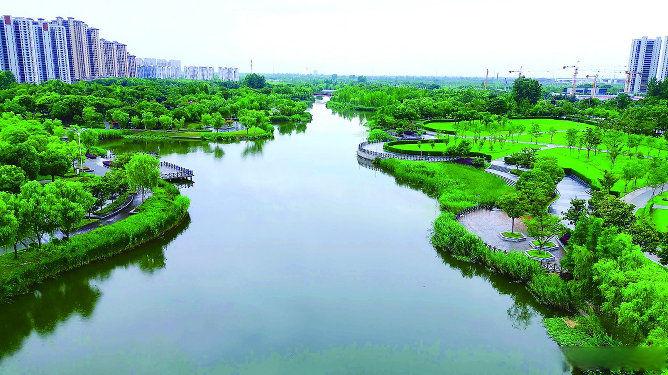 晚安如皋# 近日,从空中俯瞰龙游河,清澈的河水和绿意盎然的植被构成