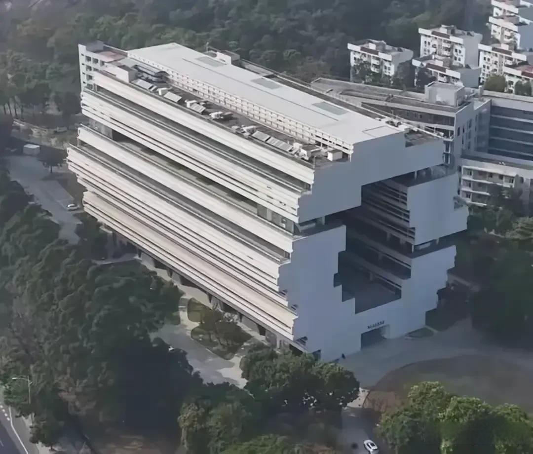 李嘉诚在香港大学为亡妻建庄月明楼和李嘉诚捐资建造的汕头医学院教学