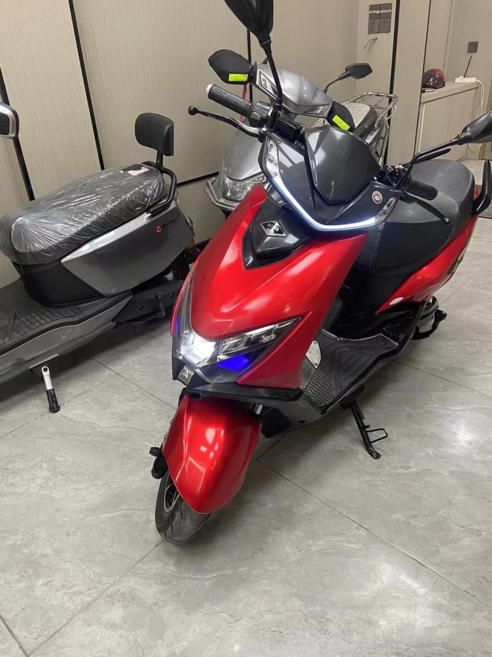 爱玛雪豹高配运动版电动车,五个天能石墨烯电池,1200瓦德国博世电机