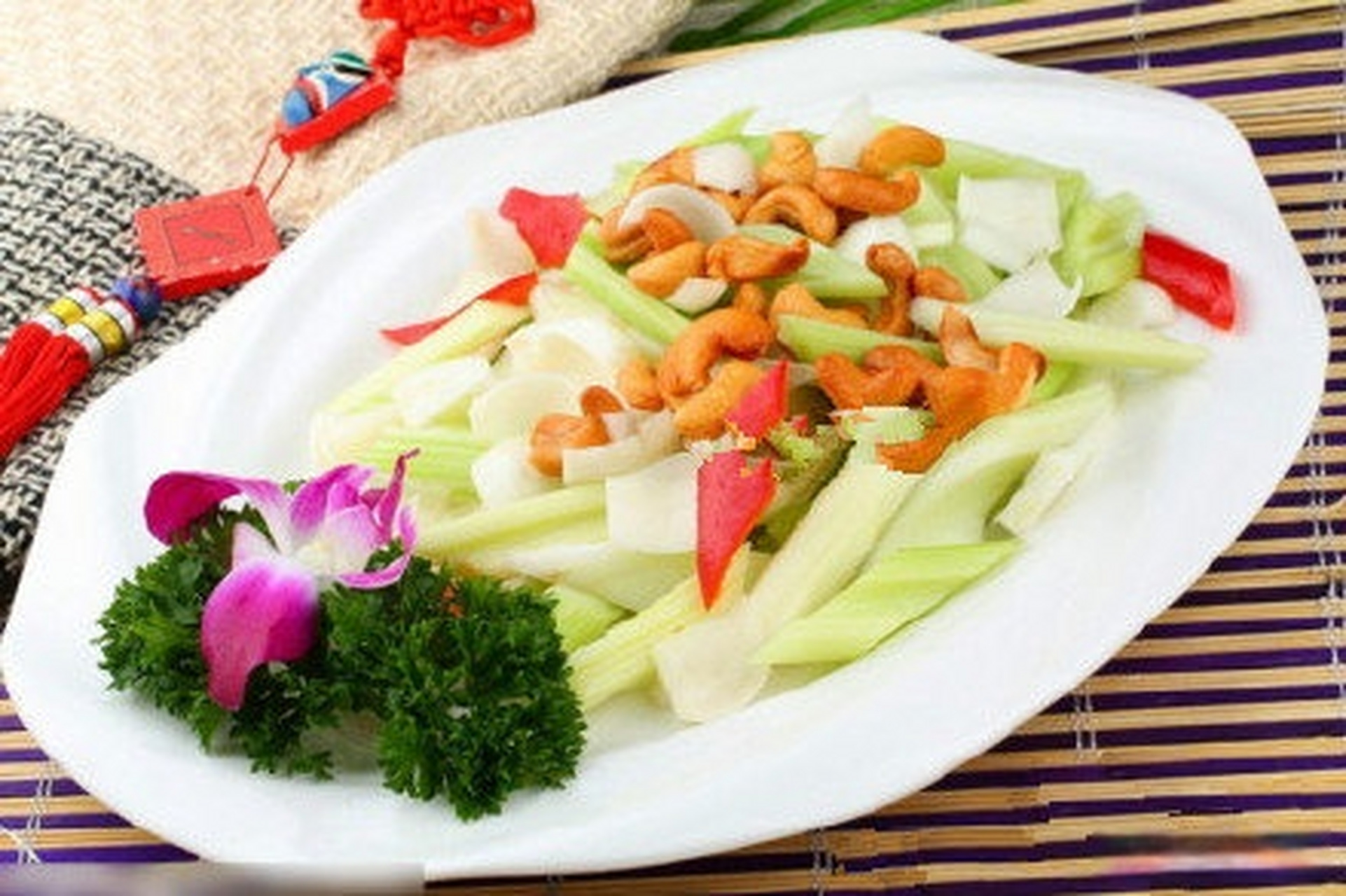 【腰果西芹百合】西芹去叶洗净,切成菱形块;百合掰开洗净;腰果入锅,小