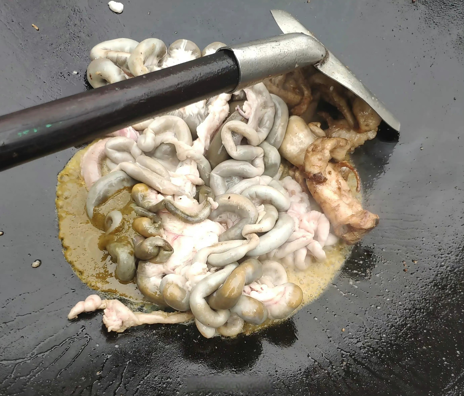 都安美食博主做的 "羊瘪汤" ,传说中的黑暗料理.