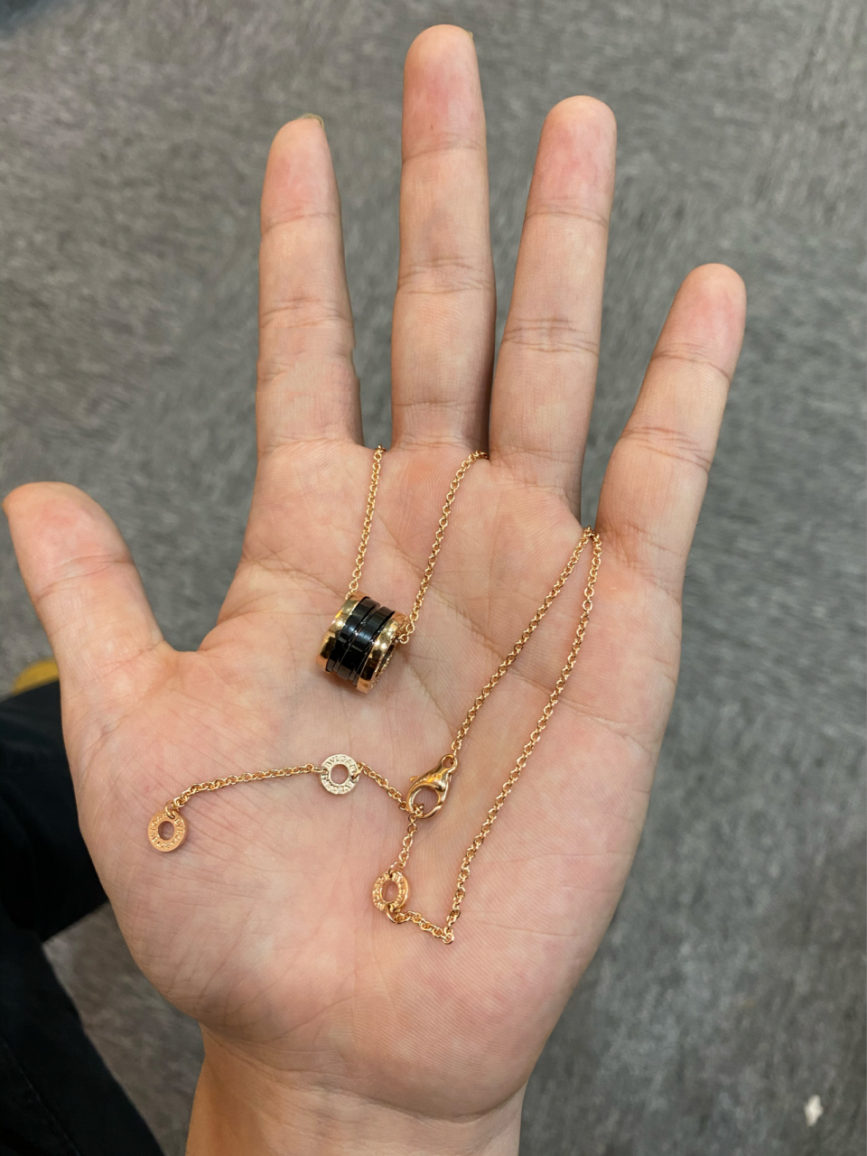 宝格丽项链戴法小科普 正确戴法:应该把扣子扣在链条上面并不是扣在