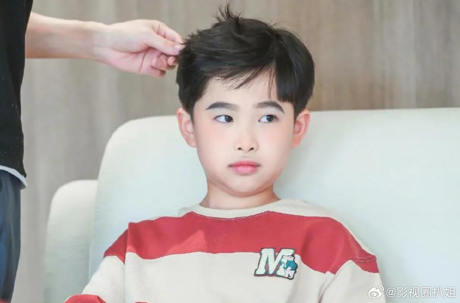 易烊千玺弟弟楠楠的走秀照,不禁觉得他怎么那么像汪苏泷呢?