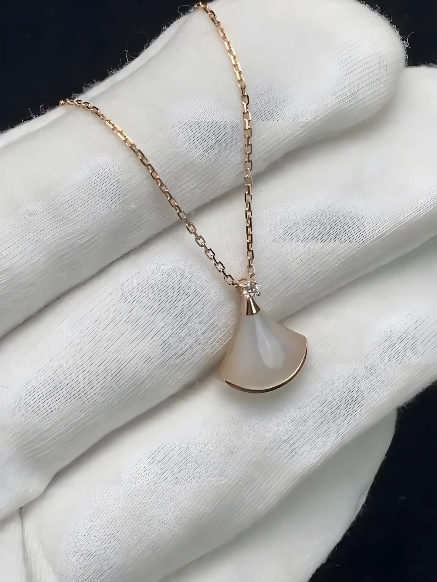 宝格丽白贝母小裙子项链7815