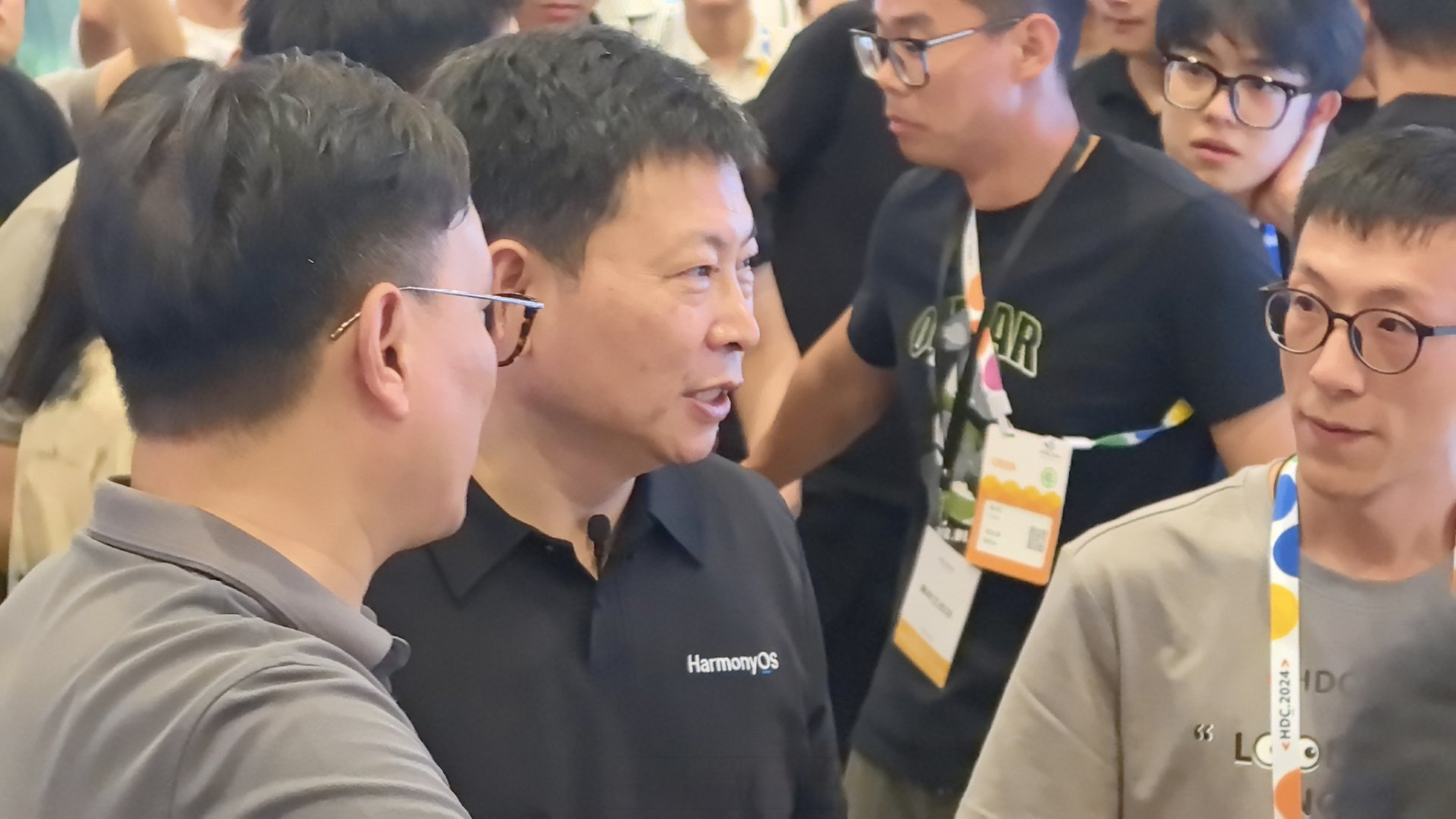 爱范儿在现场# 看到余承东 带着来去之间 在hdc2024 逛展台了.