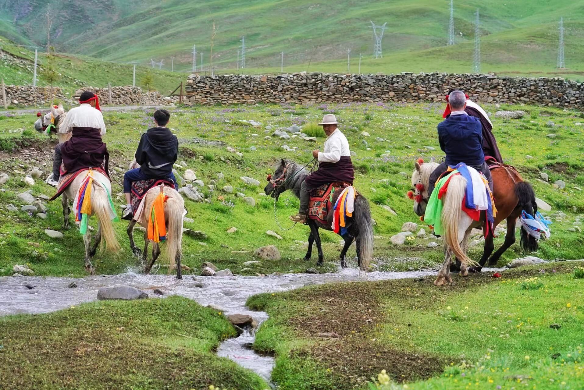雪域高原上骑马奔腾的康巴汉子