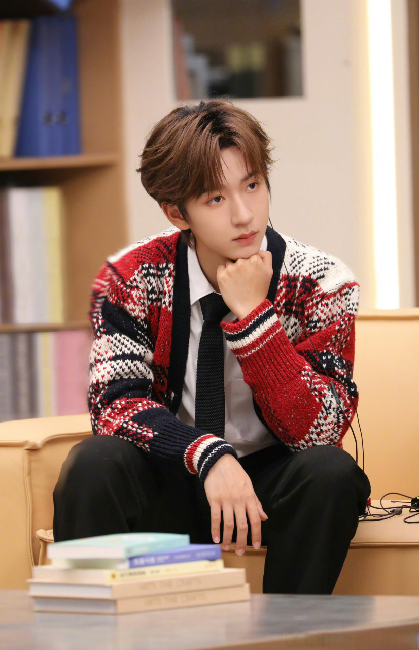 rayli星闻# 近日,贺峻霖超话 身穿连卡佛甄选thom browne 格纹拼接