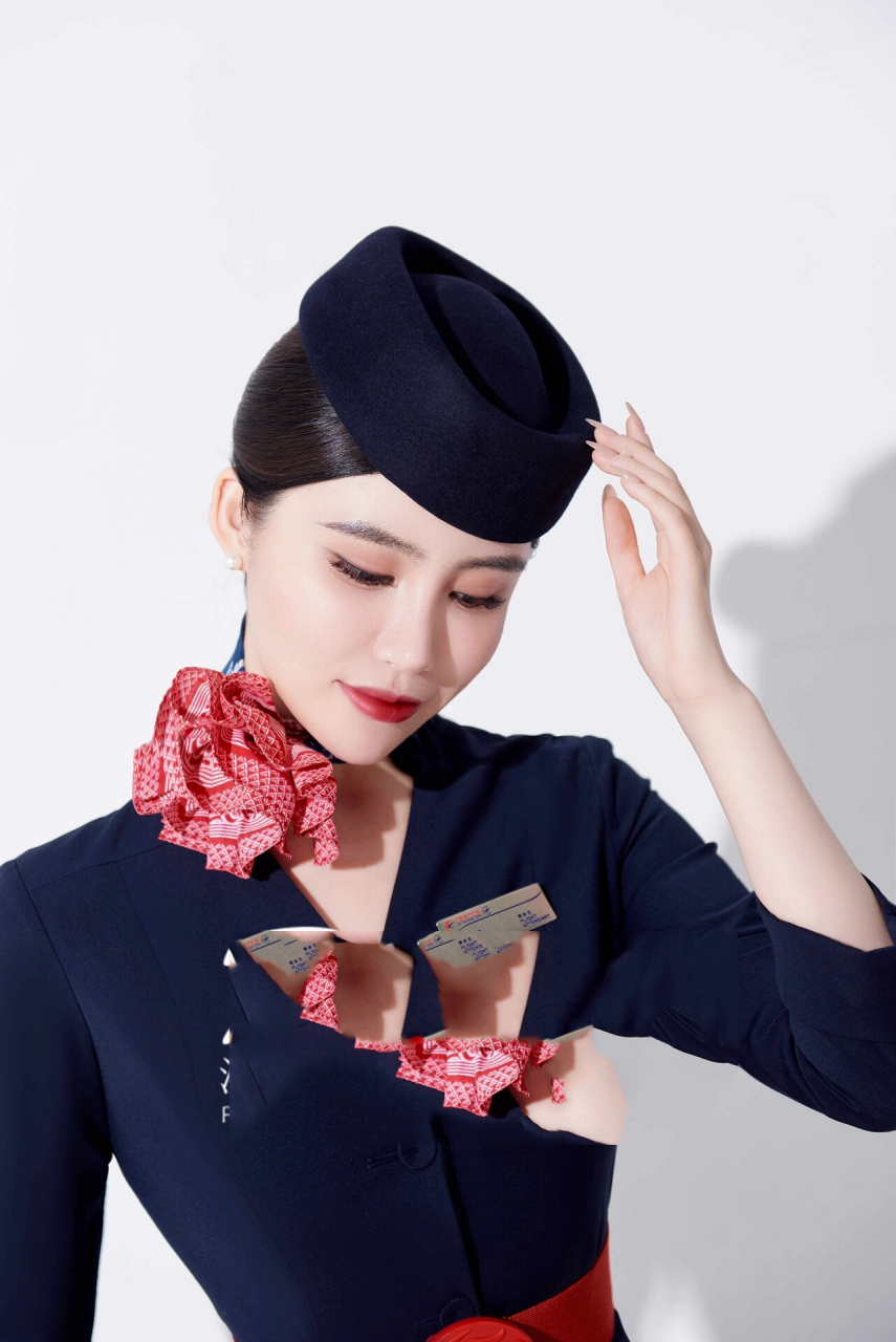 无论是在空中还是在地面,东航的制服都展现出专业和魅力.