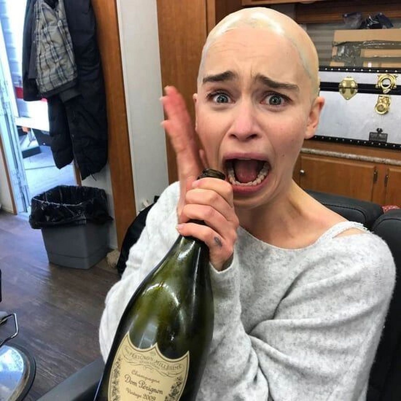 龙妈emilia clarke的几个经典表情包 龙妈虽然人长得袖珍,但性格坚强