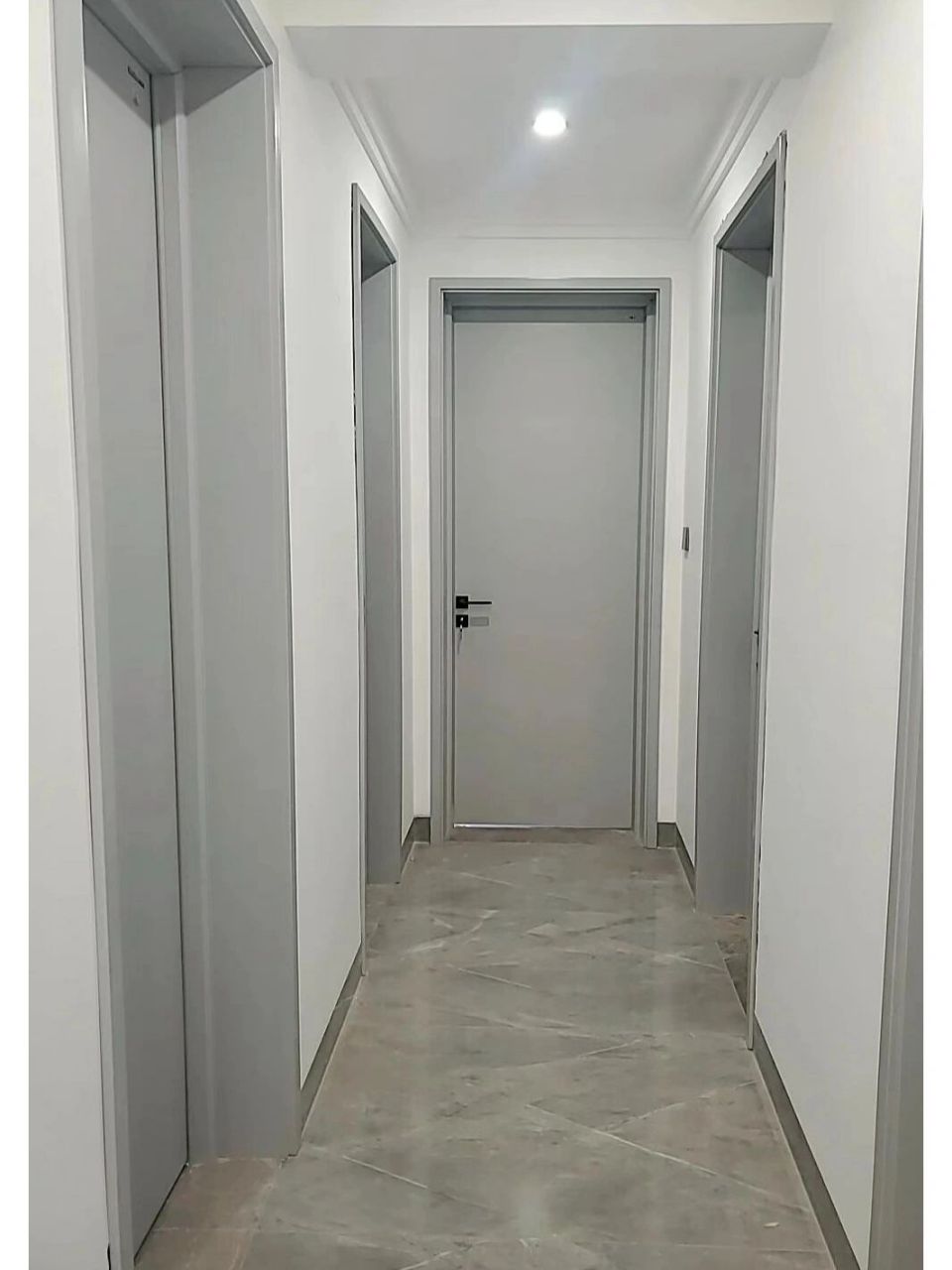 白墙灰门,电视柜门套窗套踢脚线用什么颜色 头都大了,选不出来,知道