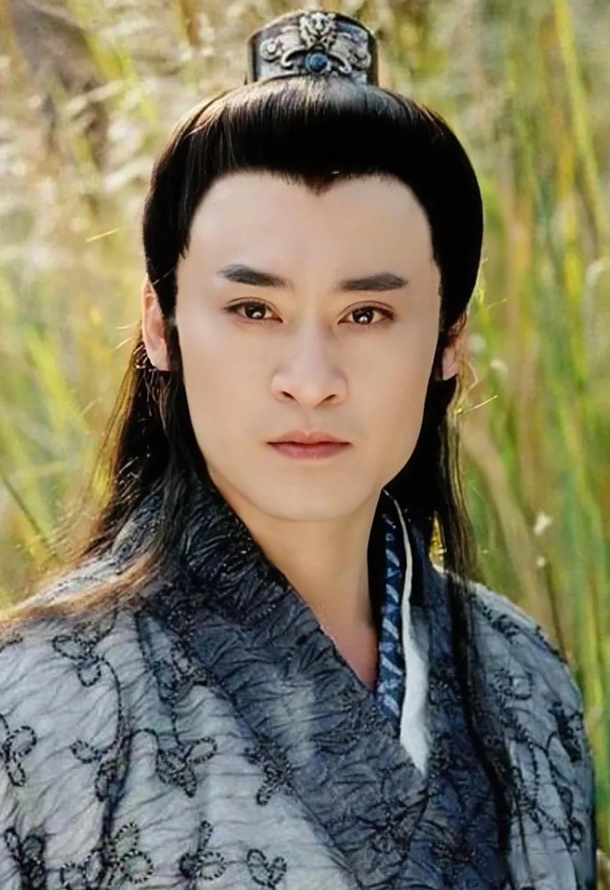 天龙八部中的慕容复,一表人才,武术绝伦,以复兴大燕为己任,但最终落得