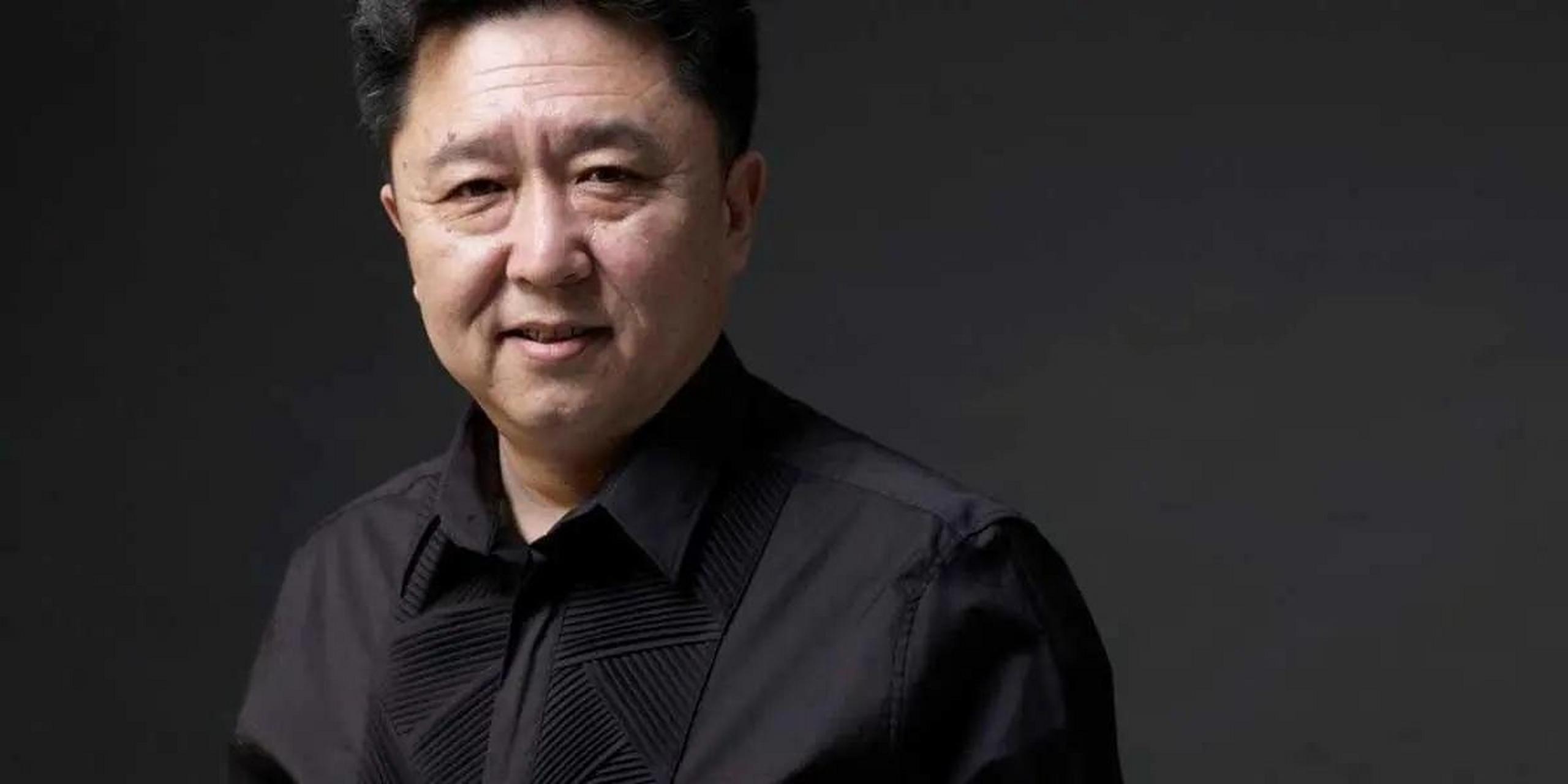 有一次,"相声皇后"于谦去逛街,看到一个耍猴人用鞭子抽打一只猴子.于