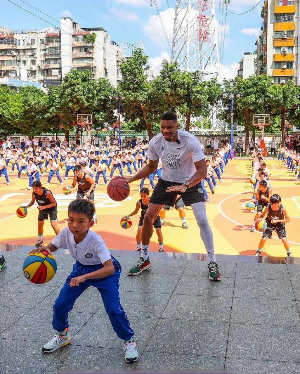 字母哥中国行#  今日,雄鹿前锋扬尼斯-阿德昆博更新instagram,晒出他